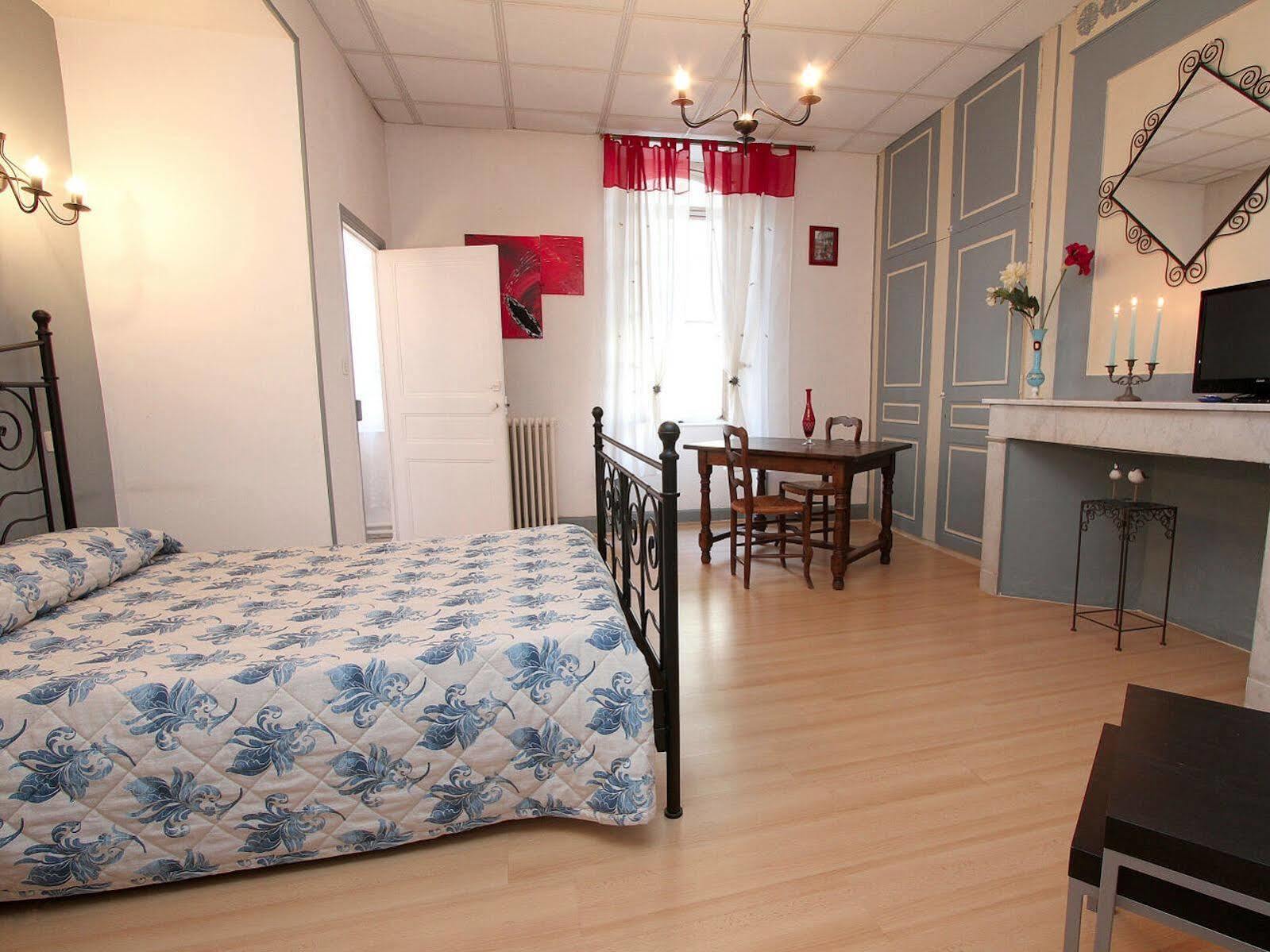 Logis Hotel Le Prieure Bourg-Saint-Andéol Eksteriør billede
